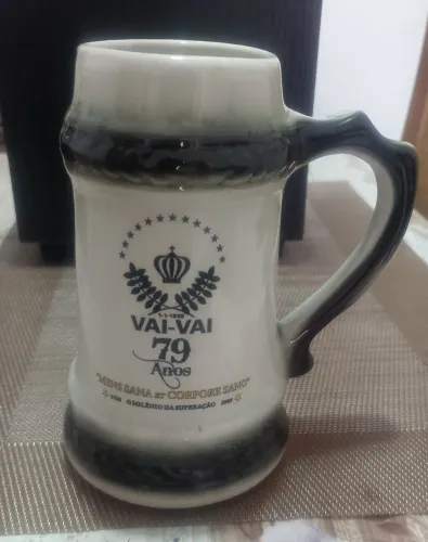 CANECA DE PORCELANA ESCOLA DE SAMBA VAI VAI 79 ANOS 400 ml