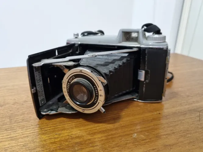 Antiga câmera fotográfica de fole Kodak