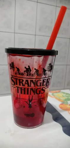 Copo Acrílico Stranger Things Ogg Sorvetesi + cartela de adesivos + canudo NOVO