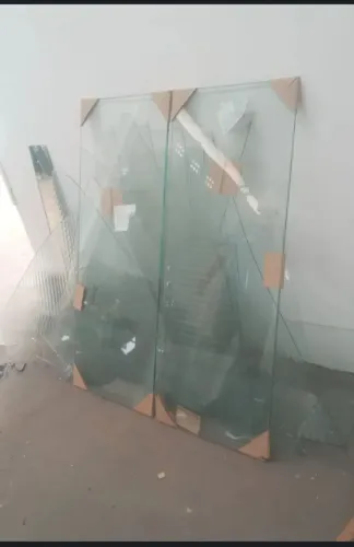 Vendo uma janela de vidro.
