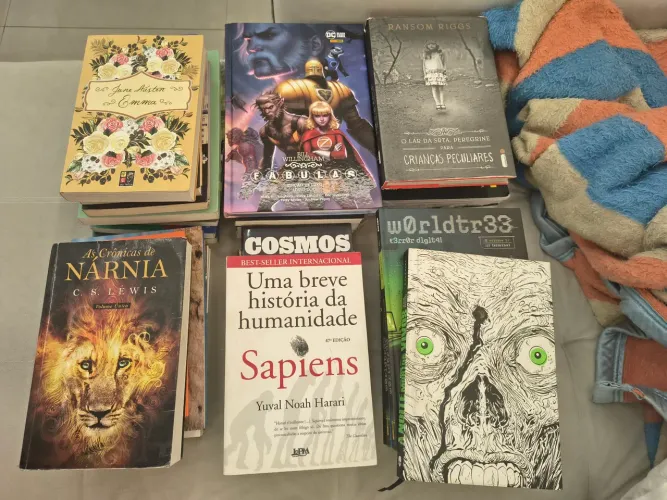 Kit com 35 livros variados (contém hqs, mangás e livros de vários gêneros)