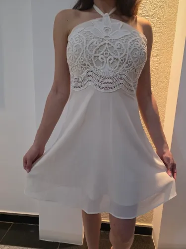 Vestido nude com detalhes em renda. Tamanho M.