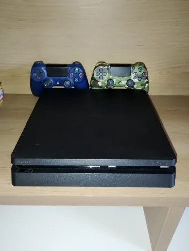 PS4 Slim - Excelente Estado + Jogo