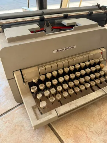 Máquina de escrever antiga - Olivetti Linea 98