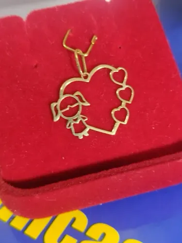 Pingente Menina Boneca 3 Corações Peso 0.30 Grama 20 mm x 16 mm Ouro 18 Kilates Maciço