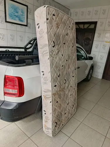 Vende-se um colchão de solteiro de marca Exuberante Zeep D45A