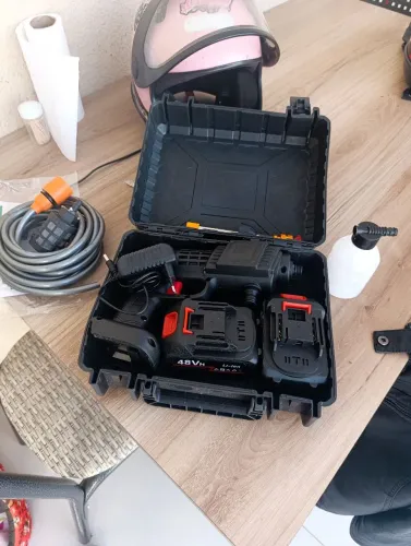 Vende se máquina de lava moto com duas bateria
