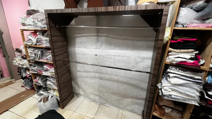 Suporte de madeira para calças e camisetas