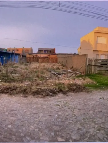 Terreno em Capão da Canoa 300 m2, a 3 quadras do mar e 2 quadras Av Paraguassu