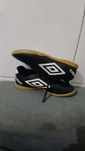 Chuteira umbro tamanho 38