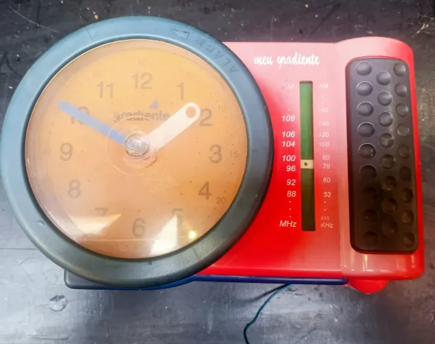 Rádio relógio, vintage da linha Meu Primeiro Gradiente. LEIA O ANÚNCIO 