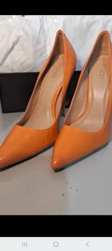 Scarpin elegante e clássico cor laranja