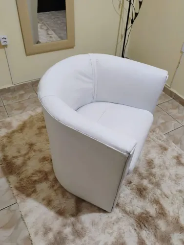 ? POLTRONA EM CORINO REFORMADA - R$200 ?