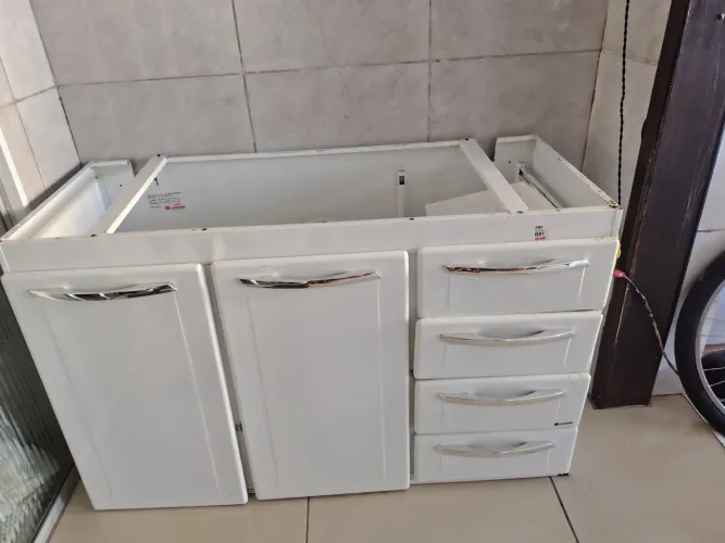 Vendo armário em aço ótimo estado conservação