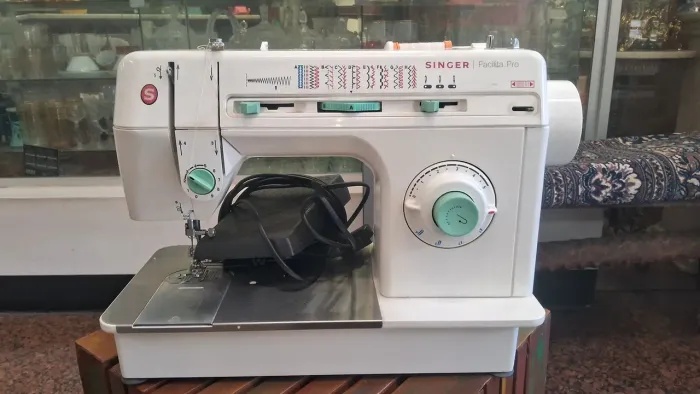 máquina de costura mecânica portável Singer Facilita