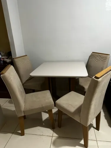 Mesa e 4 cadeiras