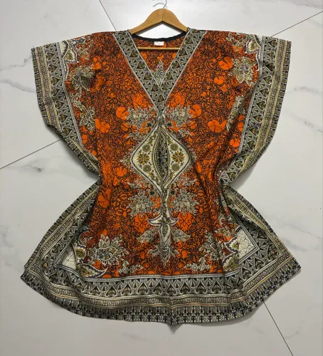? BLUSA KAFTAN NOVA TAM G - ESTAMPA ÉTNICA Laranja queimado com estampa boho chiquérrima