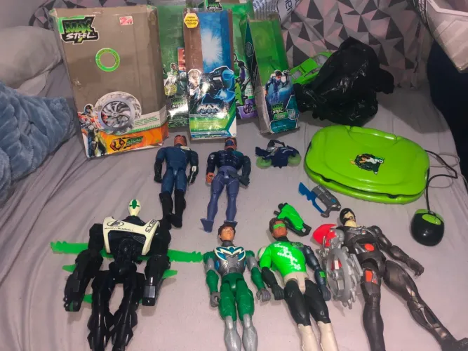 Brinquedos Max Steel e Ben 10