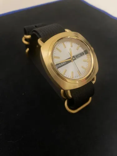 Relógio Diesel Vintage DZ2127 Dourado e pelaeira de nylon usado