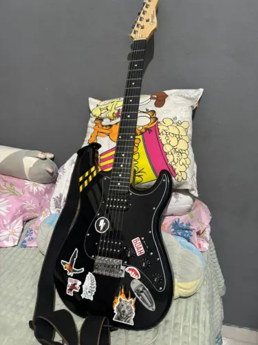 Guitarra pouco usada