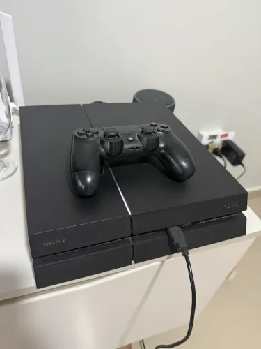 Vendo PS4 + 1 Joystick (Acompanha jogos)