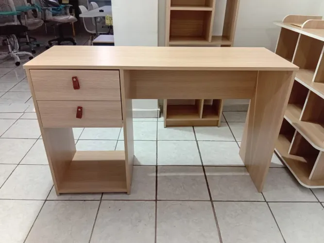 Escrivaninha com 2 gavetas 