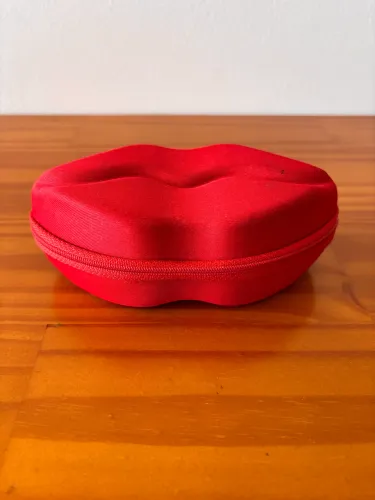 Case de óculos formato de boca vermelho