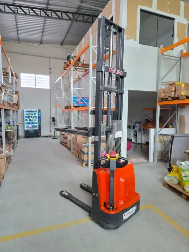 Empilhadeira Elétrica 1500kg - 4 metros