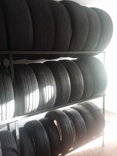 Vende prateleira de pneus com 45 pneus meia vida.
