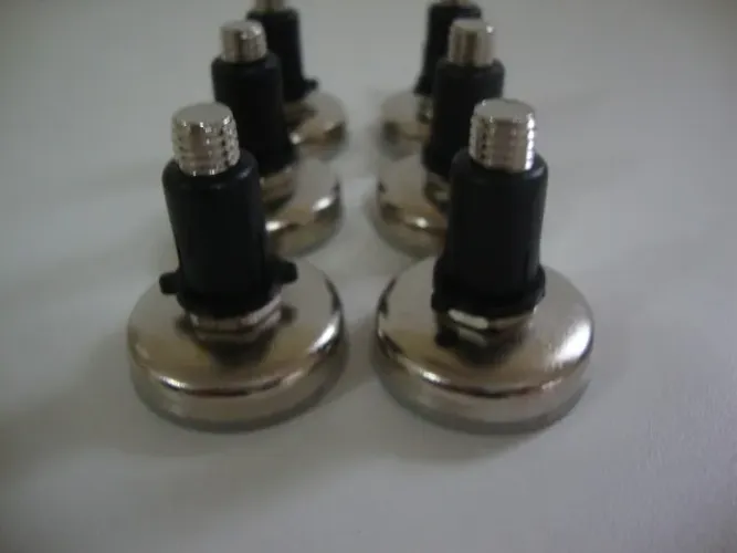 Kit contendo 6 pés Niveladores rosqueáveis .
