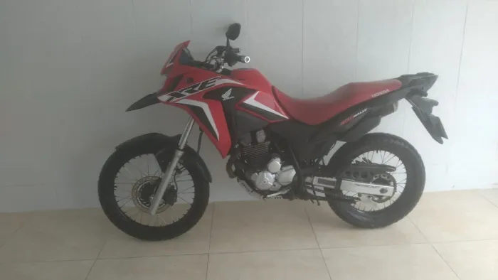 Vendo xre 300 rally ano 2022 na cor vermelha moto muito nova com apenas 34 mil km rodado.