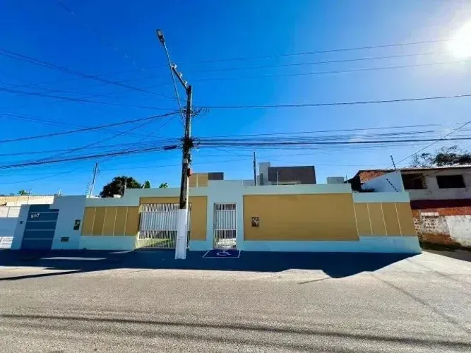 CASA PARA COMÉRCIO COM ESTACIONAMENTO