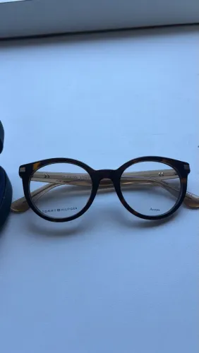 Título: Armação de Óculos Tommy Hilfiger Redonda Tartaruga com Estojo