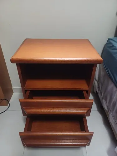 Mesa de Cabeceira em Madeira com 2 Gavetas