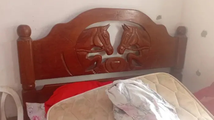 Cama de casal de madeira de lei