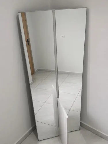 Espelho de parede vertical suspenso 