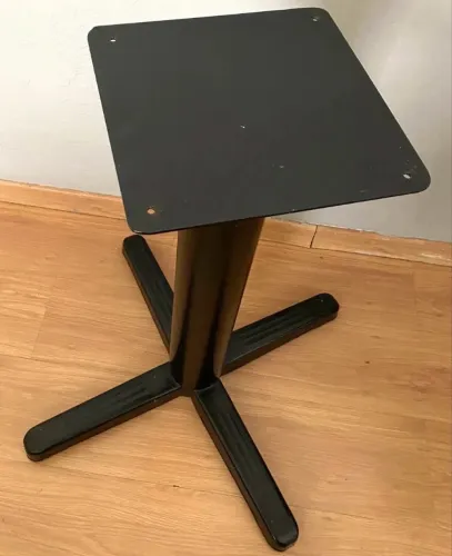 Base de mesa de metal