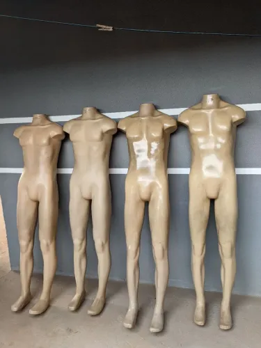4 MANEQUINS, SEMINOVOS R$ 130,00 (UNIDADE)