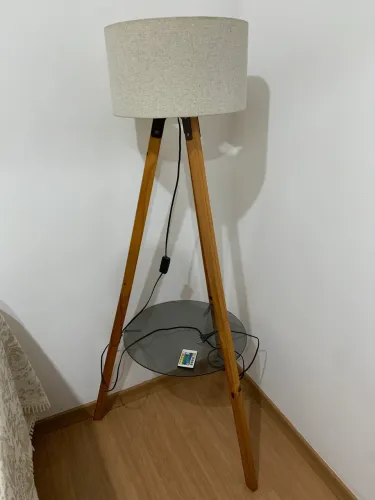 Vendo abajur elegante com lâmpada com diversas cores e controle