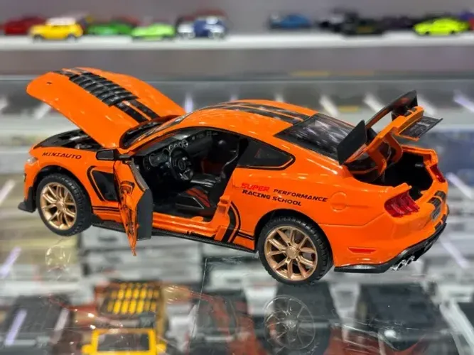 Mustang Shelby GT-500 laranja 1:24 som e luz