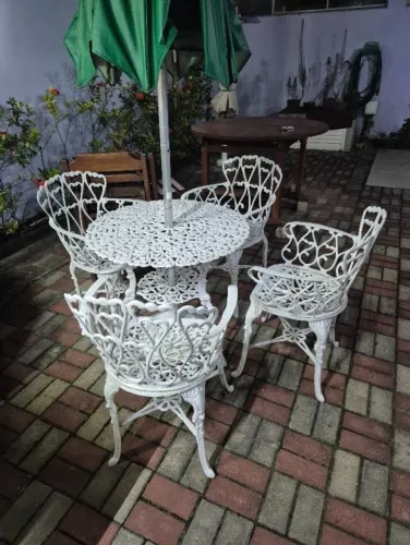 Conjunto de Mesa com 4 Cadeiras de Jardim Viena Alumínio Fundido Branco + Ombrelone 1,20m