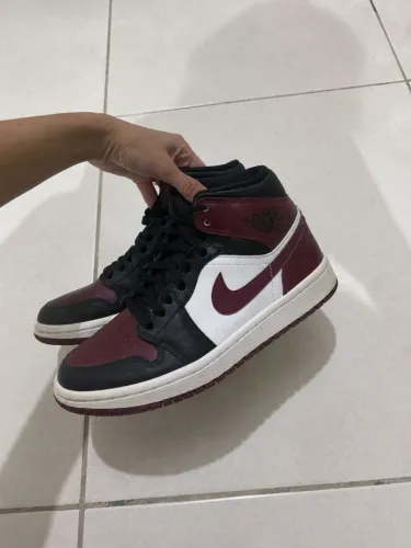 Air Jordan 1 mid dark beetroot