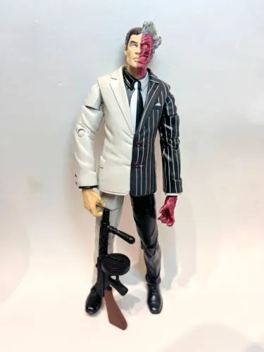 Duas-Caras (Two-Face) BATMAN DC UNIVERSE CLASSICS MATTEL