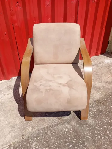 Poltrona em Suede e madeira