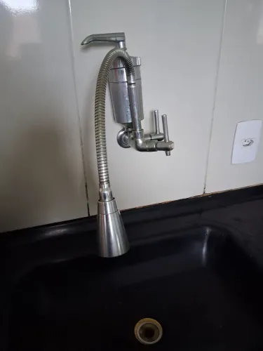 Pia de cozinha e torneira giratória