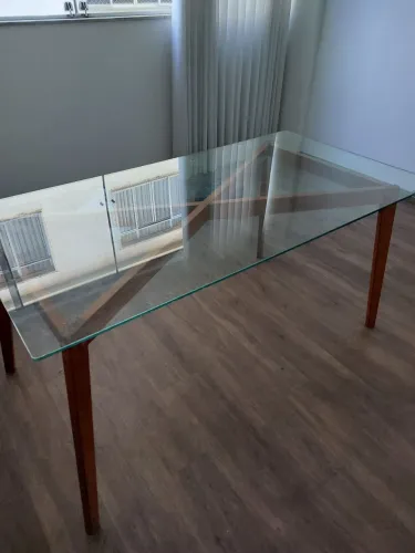Mesa com pés de madeira