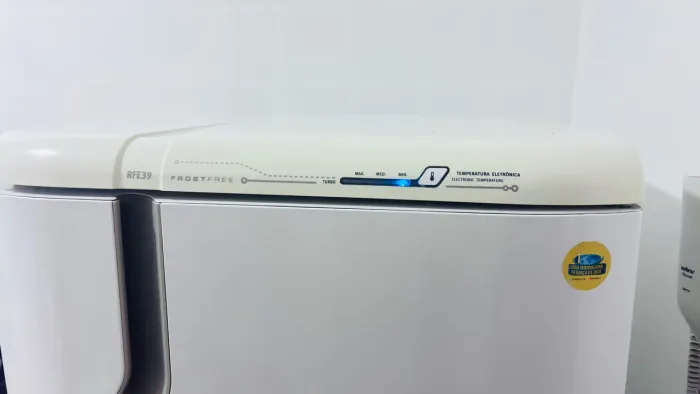 Vendo Geladeira Branca