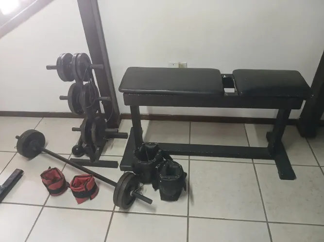 Equipamentos de ginástica. Pesos, barra, anilhas, etc.
