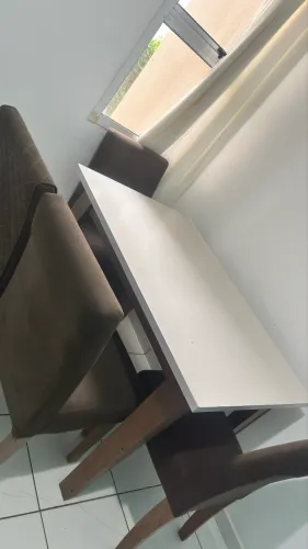Mesa com 4 cadeiras 