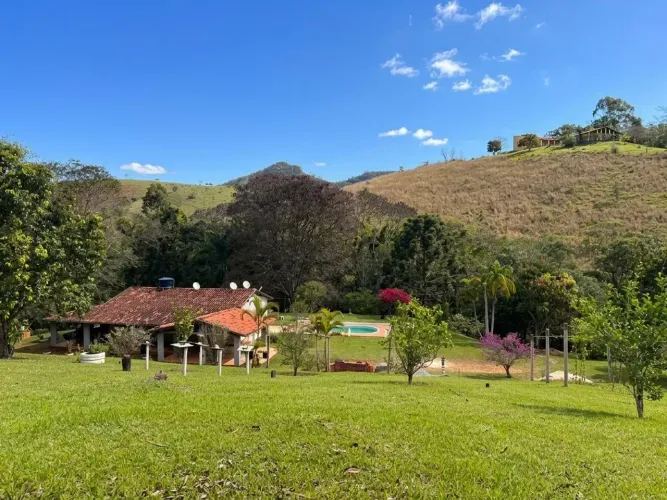 Sítio de 2,4 Hectares com Casa Sede - Riacho, Nascente, Piscina